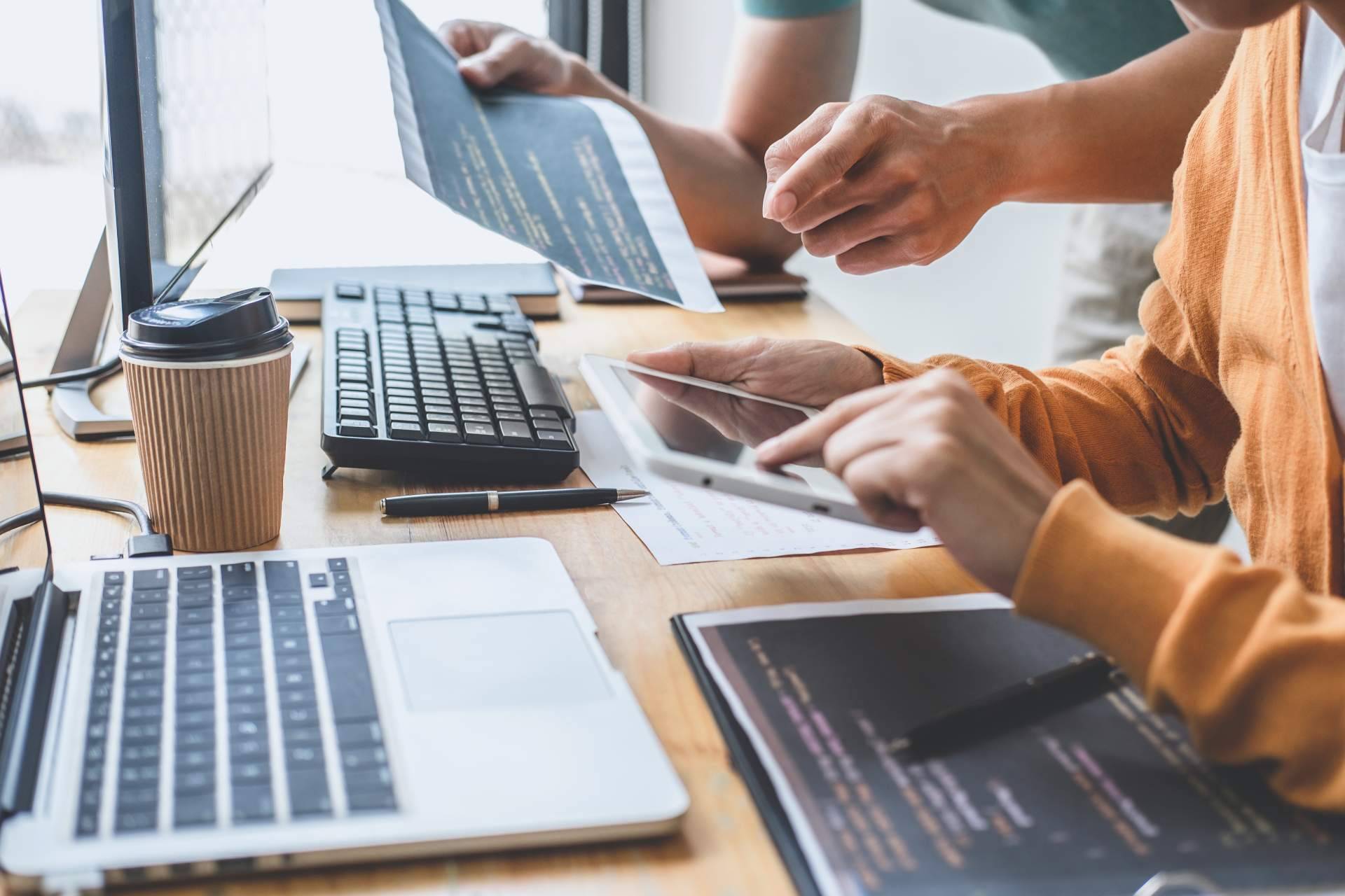La implementación de la nomra ISO 42001 permite mejorar la gestión y el control de la inteligencia artificial