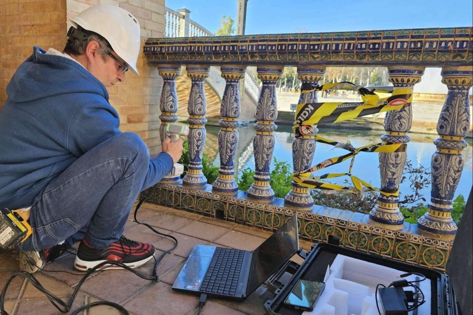 Sumiserán S.L fabrica piezas para la restauración del patrimonio en la plaza de España de Sevilla