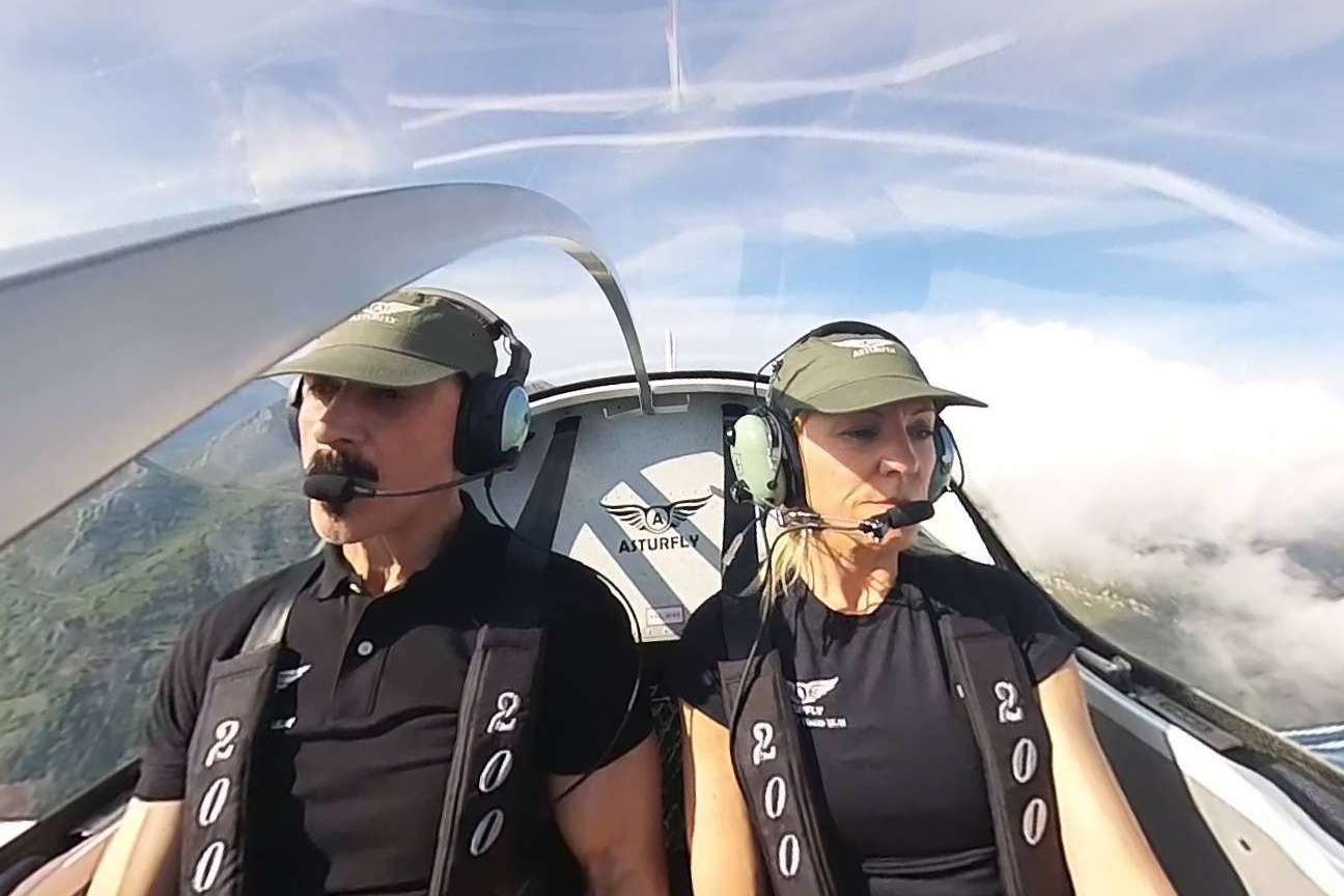 Asturfly cumple el sueño de las personas que quieren ser piloto de avión por un día