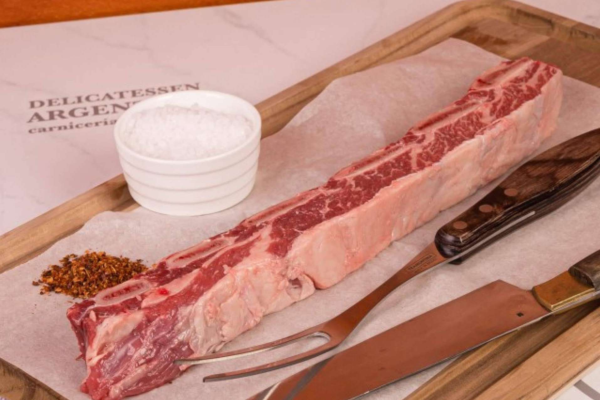 La tira de asado Angus de DeliArgentina, la joya del asado argentino