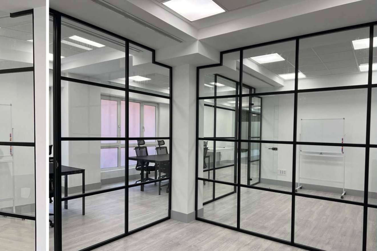 Mamparas de oficina que refuerzan la identidad corporativa de la empresa, con Office Deco