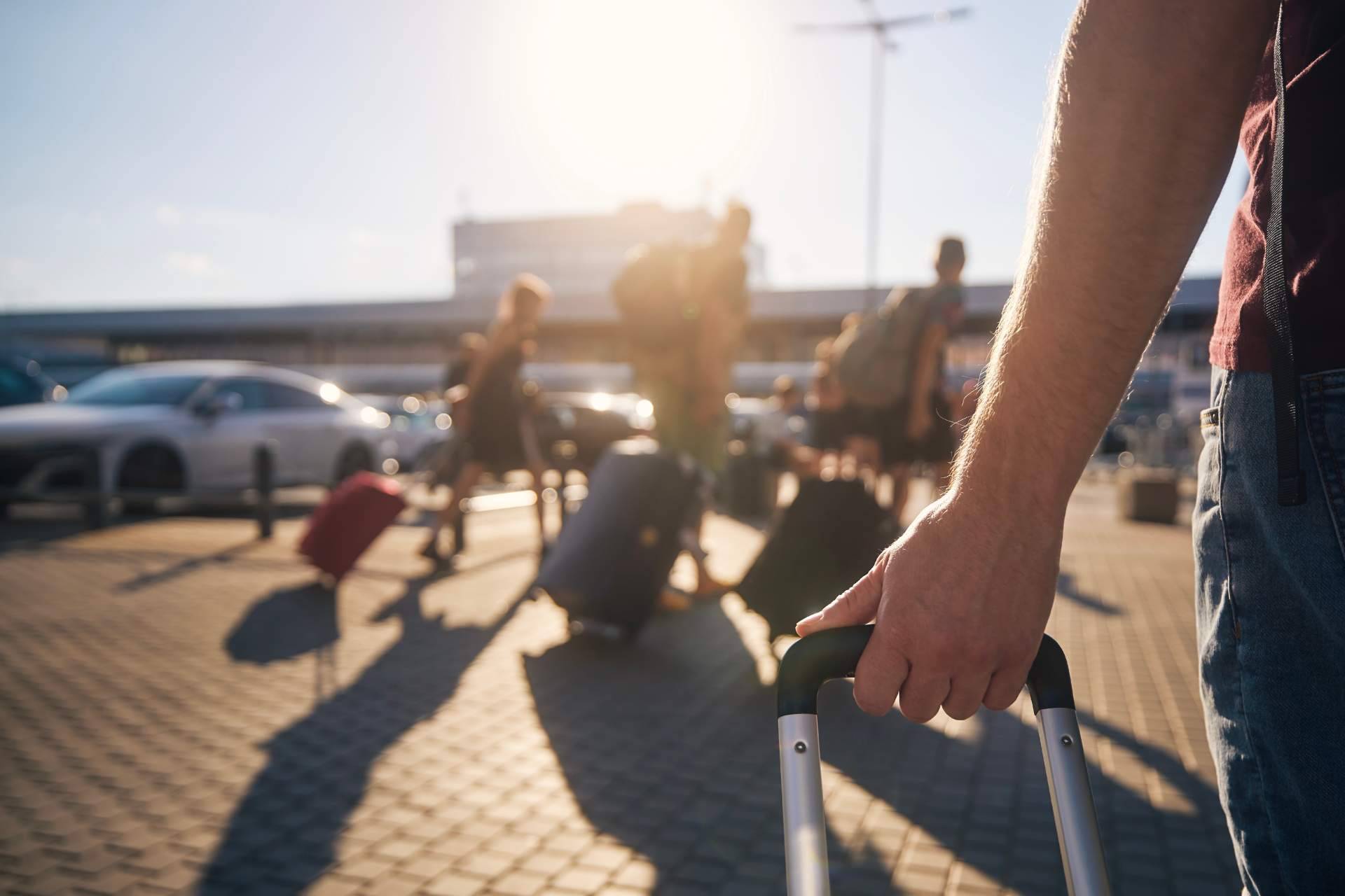 Aparcamiento seguro, rápido y cómodo en el aeropuerto de Alicante, con los servicios de Apárcalo