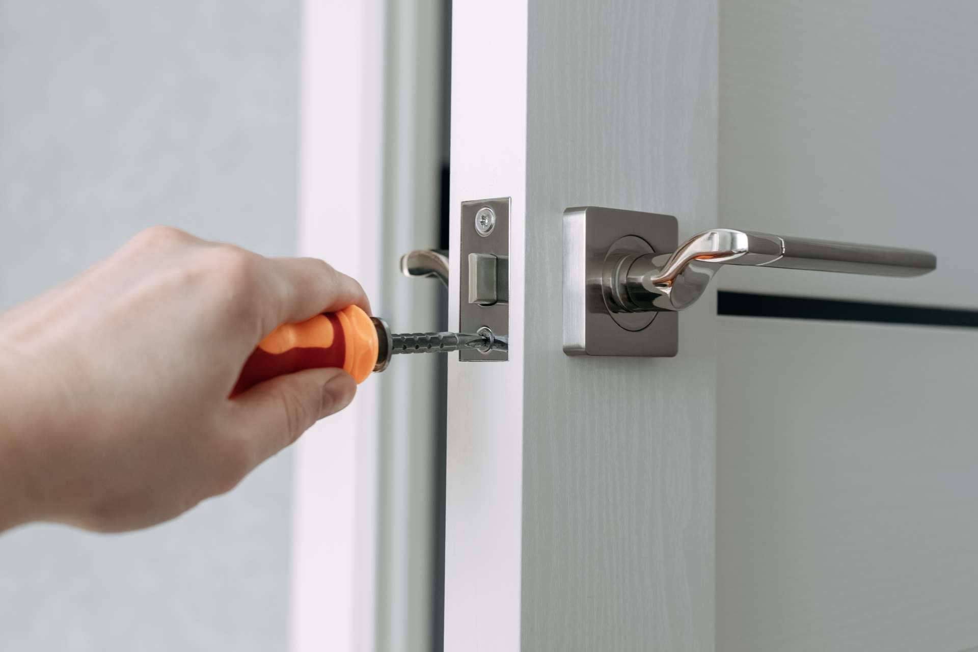 Soluciones González cuenta con un equipo de cerrajeros Elche disponibles las 24 horas