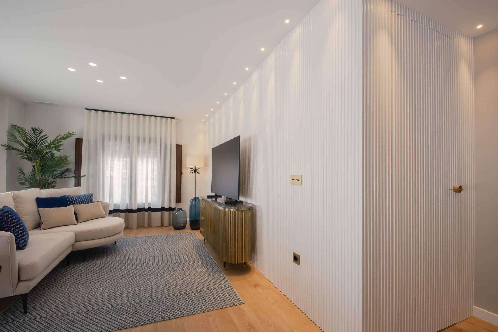 Jesús Pino aplica el estilo Mid Century en su proyecto de interiorismo en el centro de Motril
