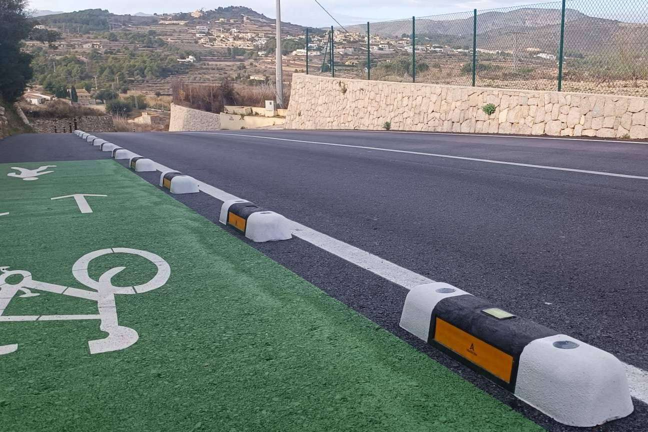 Más de 200 kilómetros de carriles bici equipados con separadores fotoluminiscentes de Abadecom