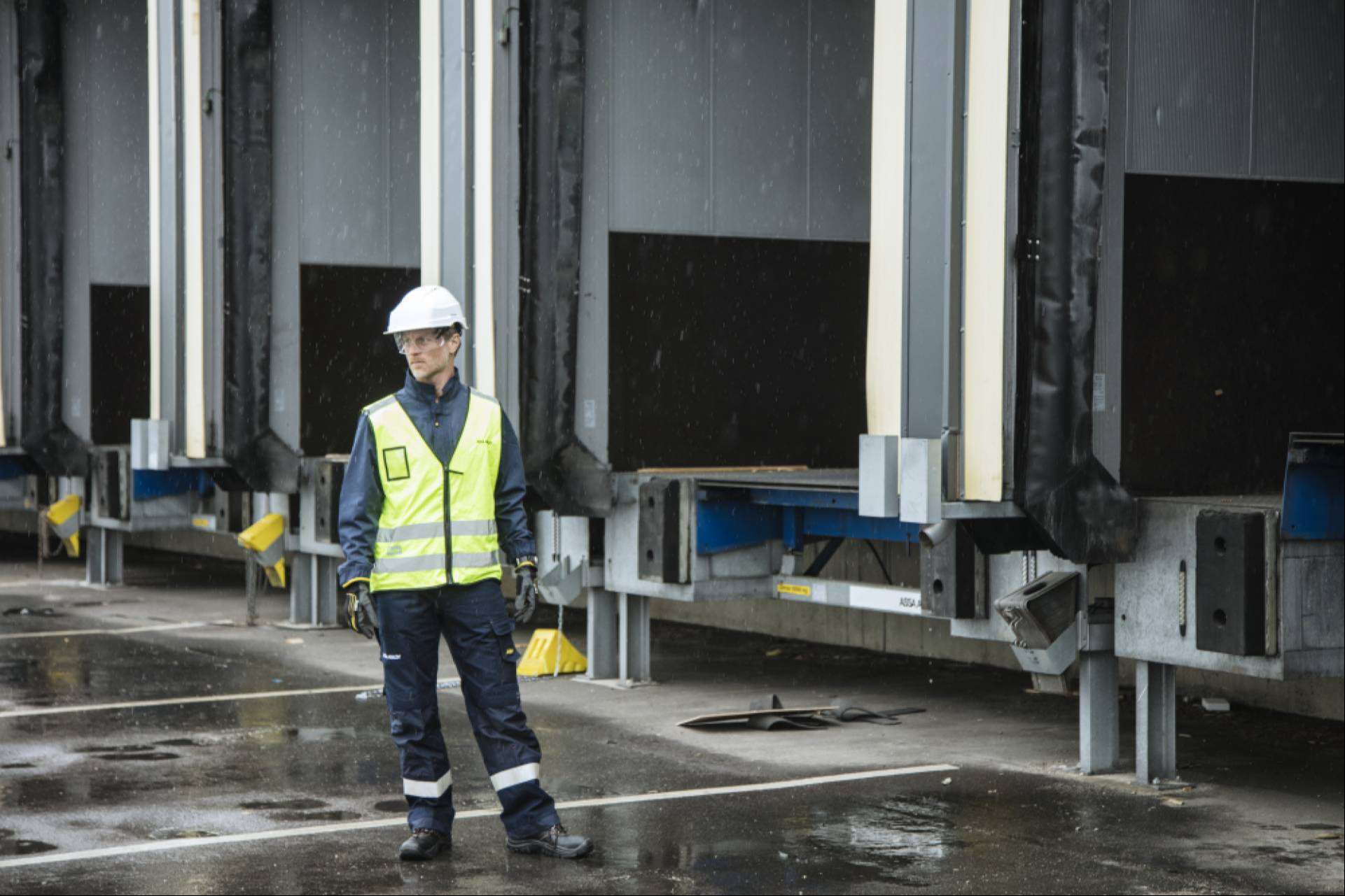 El impacto positivo del mantenimiento de puertas industriale y muelles de carga