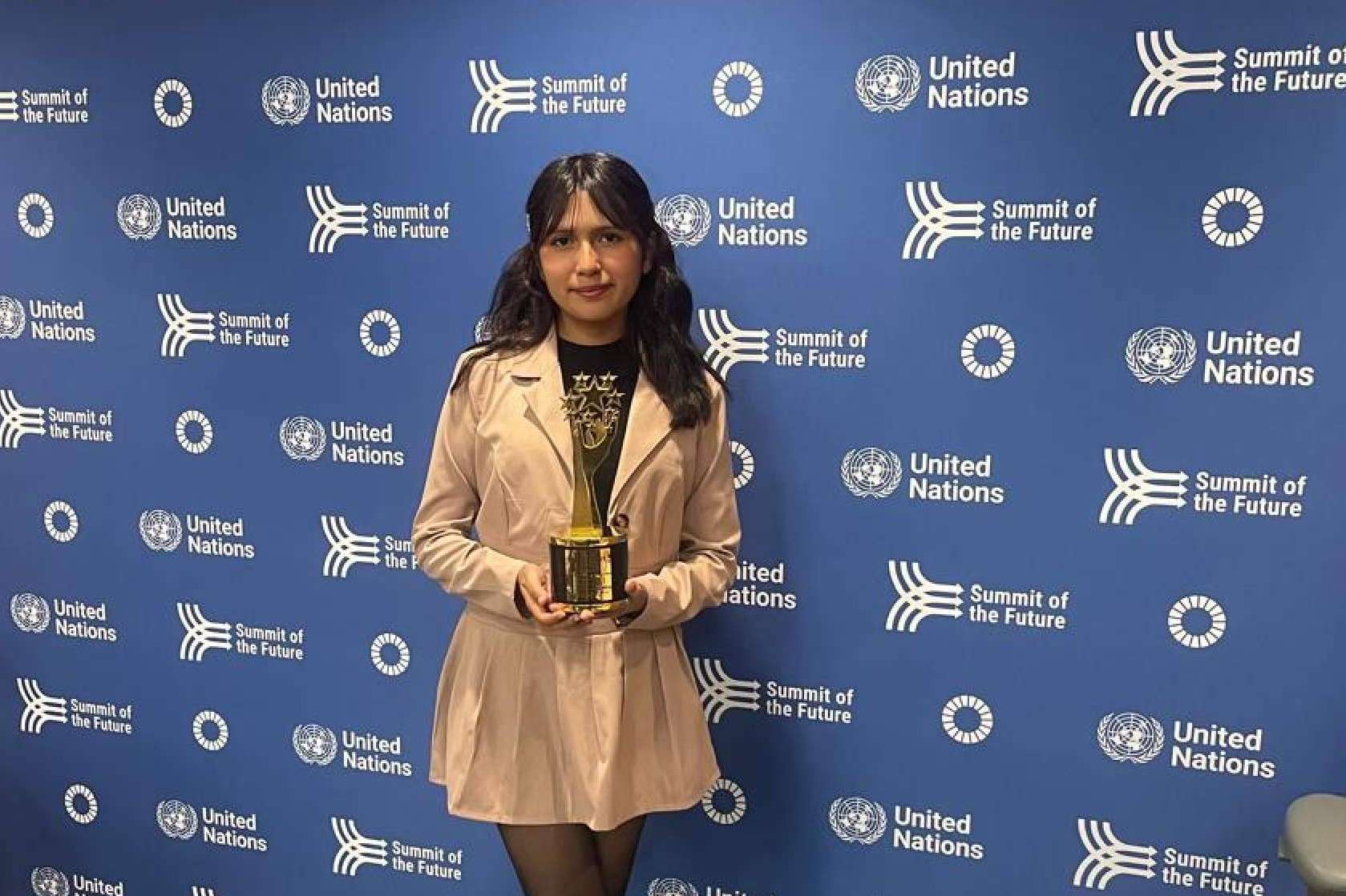 PendieOrgullo Latino; Primera mujer destaca al Ganar el Global Student Prize 2024