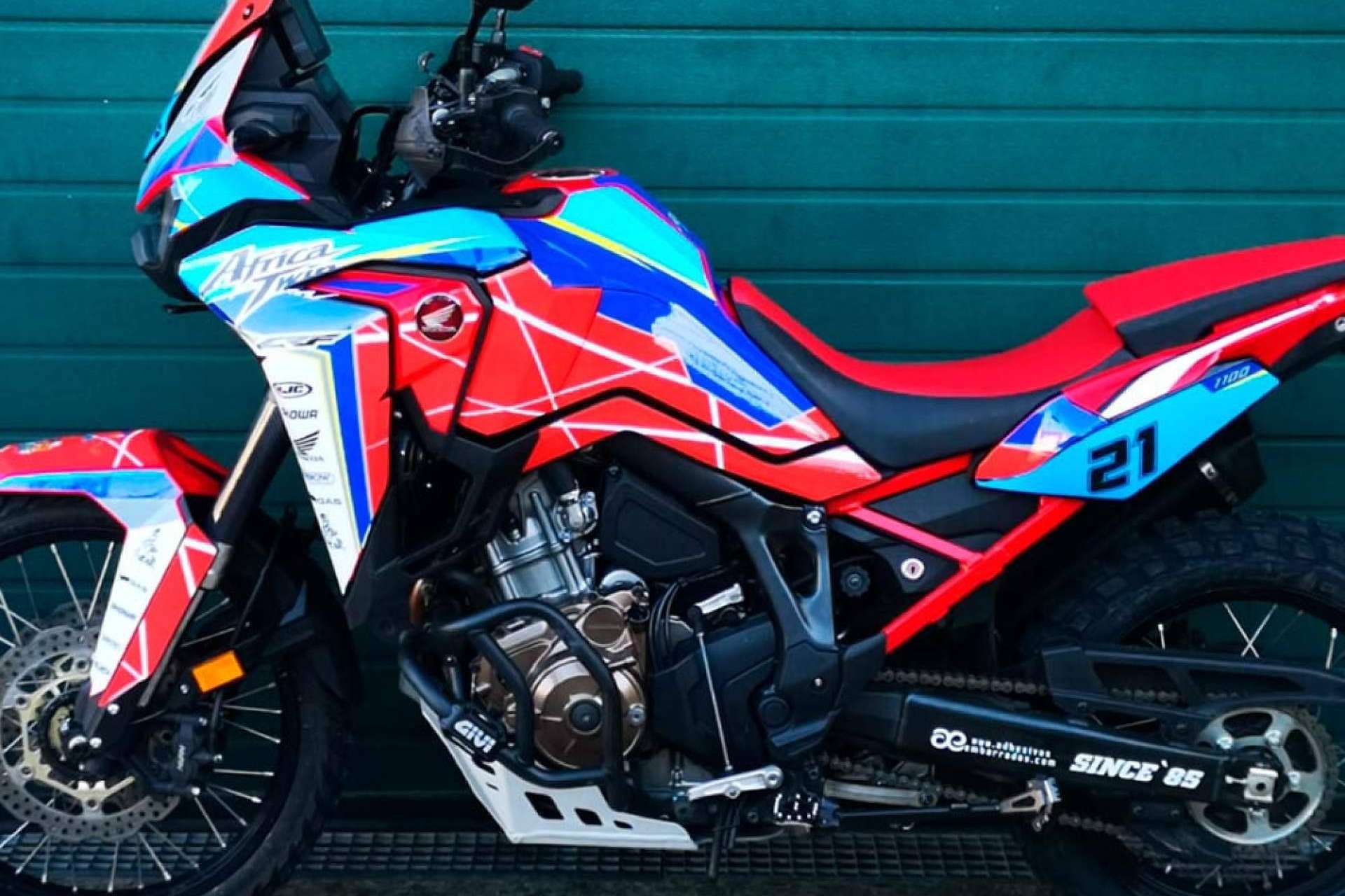 Motos con estilo e identidad, gracias a las pegatinas personalizadas para moto de ADHESIVOSEMBARRADOS