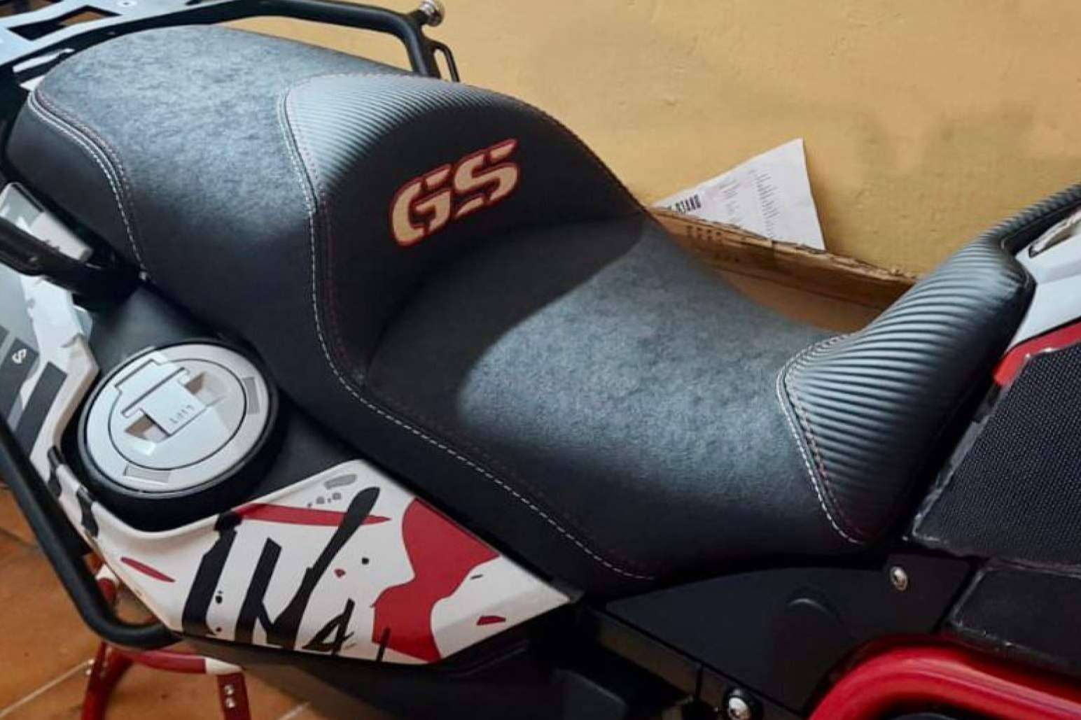 Personalizar y mejorar el confort de una moto con los servicios de tapizado de JM-Fundas