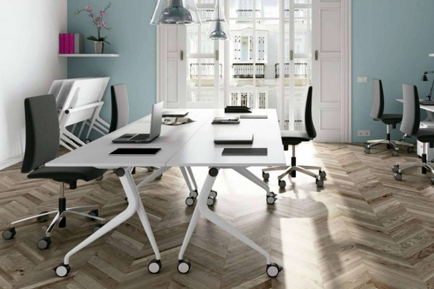 Mesas móviles, la solución versátil para empresas y academias modernas