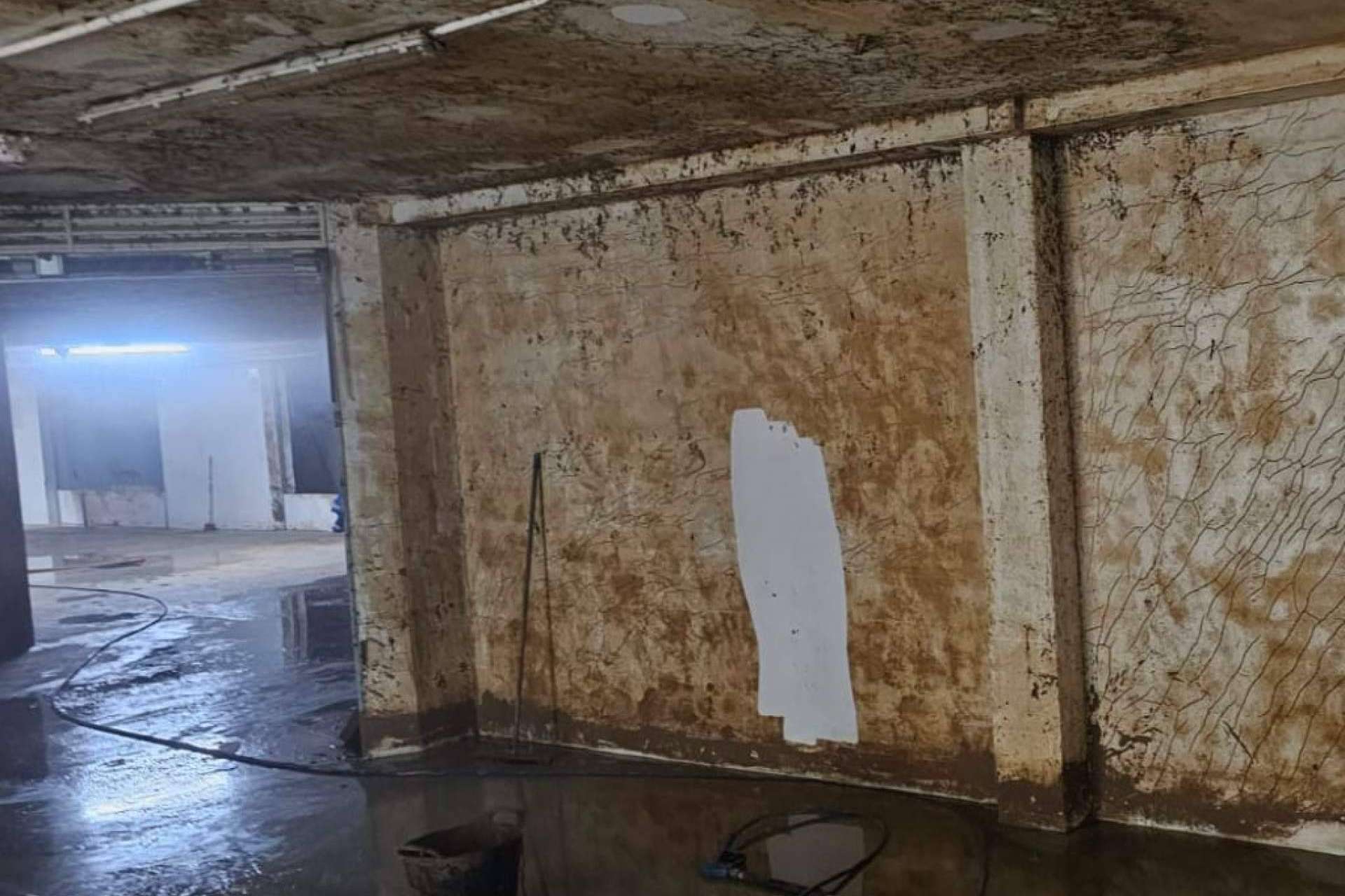 Galvañ Lacados ofrece limpieza y desinfección de garajes con vapor de alta presión en municipios afectados por la DANA
