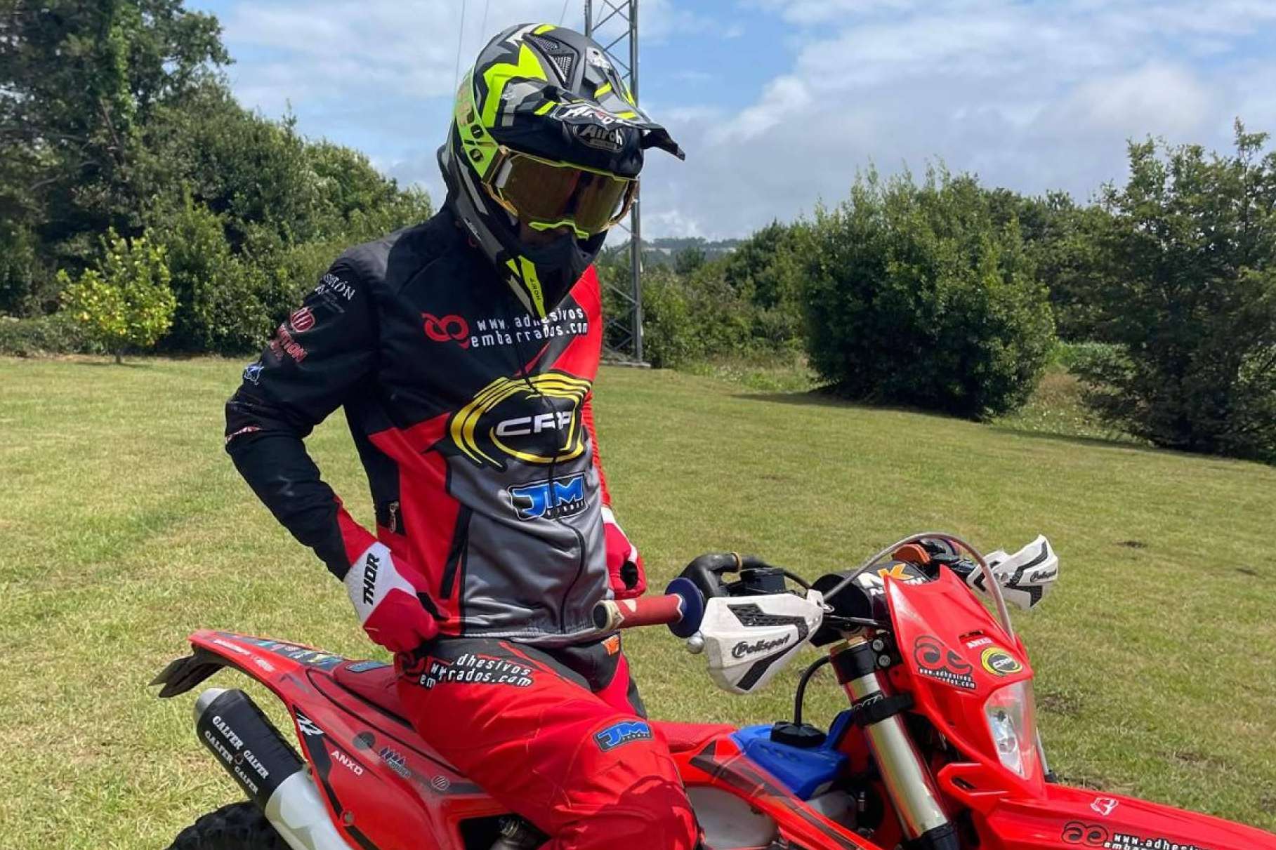 ADHESIVOSEMBARRADOS ofrece ropa motocross con diseño exclusivo y alta calidad