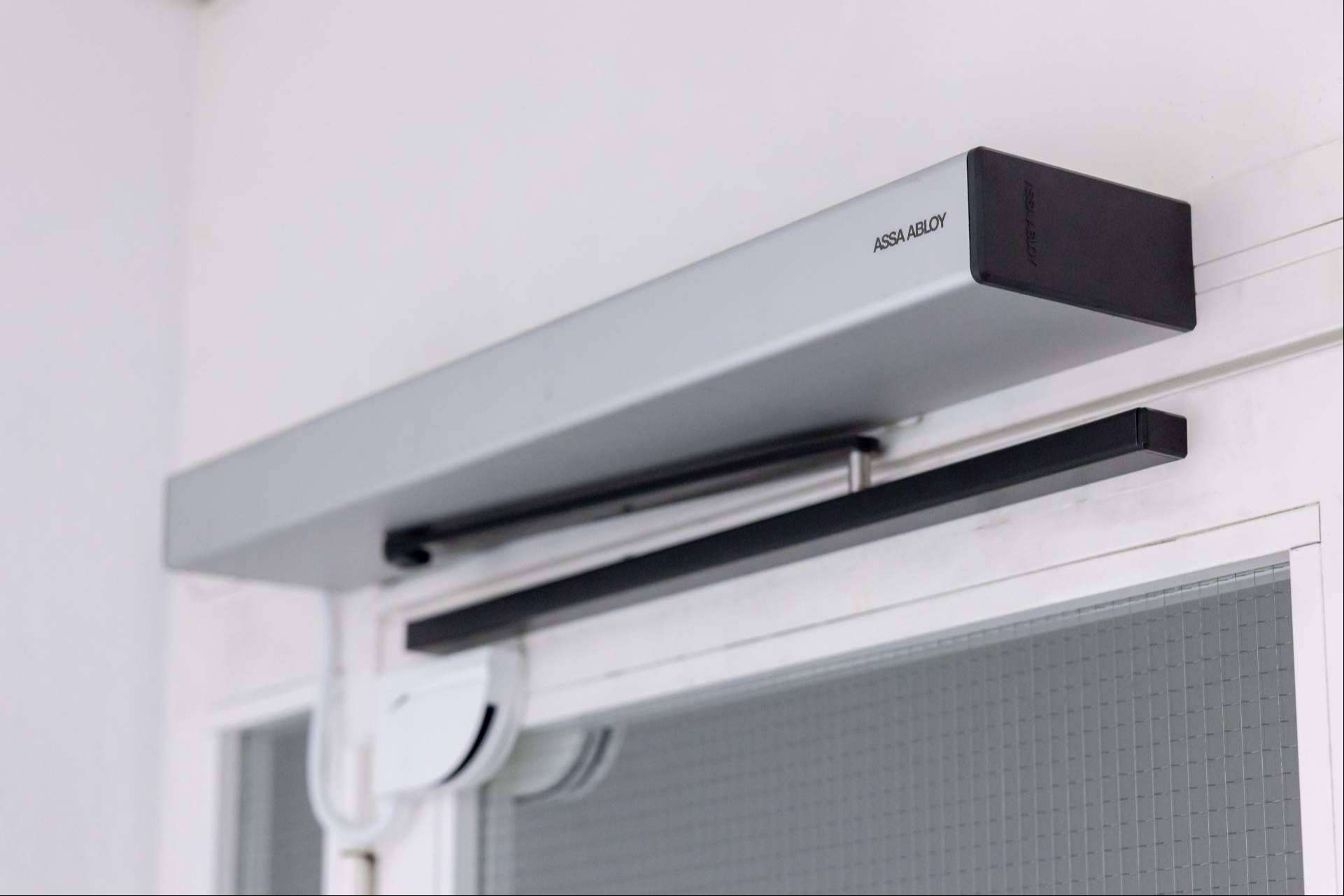 El mecanismo batiente automático SW300-S de ASSA ABLOY combina eficiencia y sostenibilidad