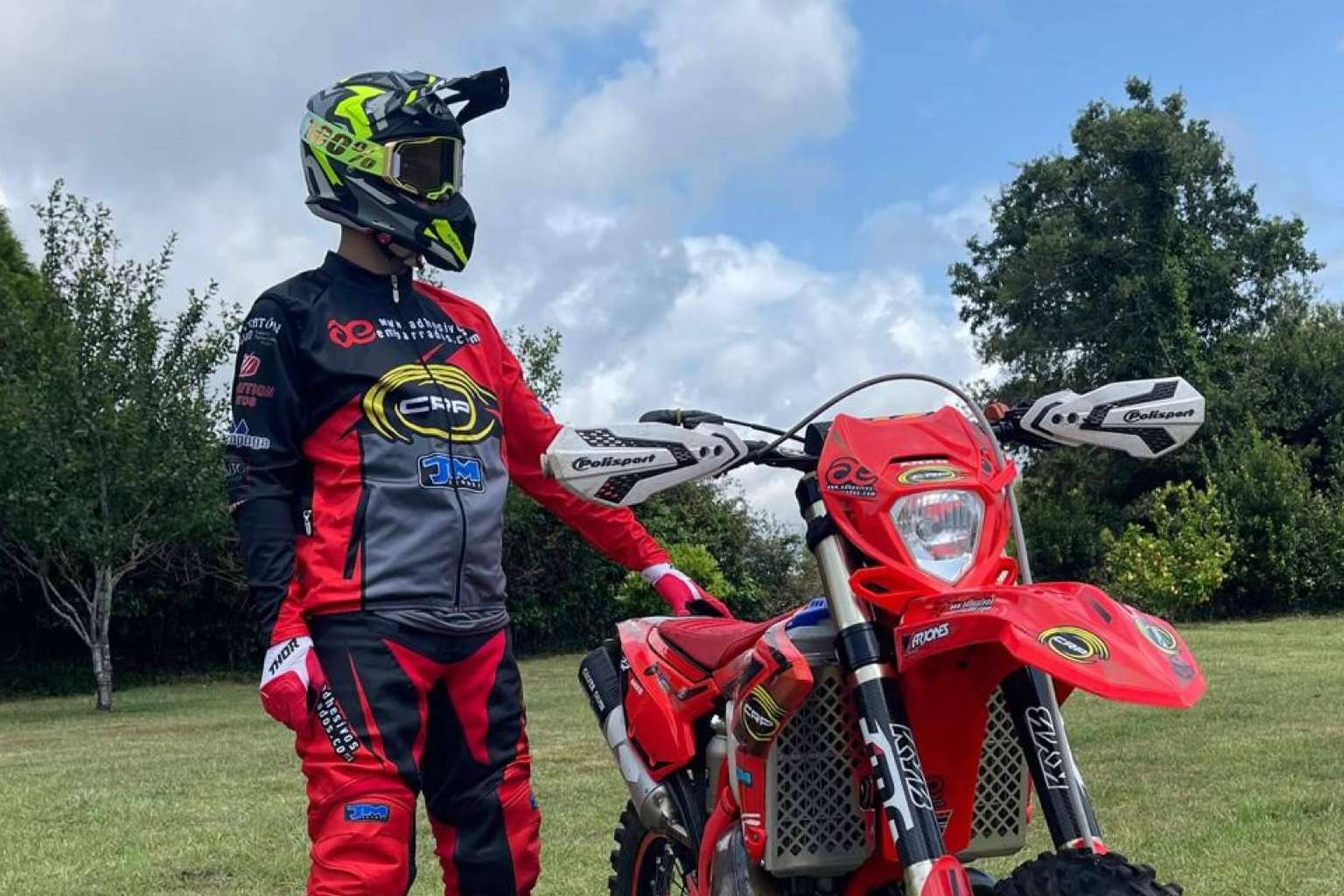 ADHESIVOSEMBARRADOS convierte la ropa de motocross en un símbolo de identidad personalizada