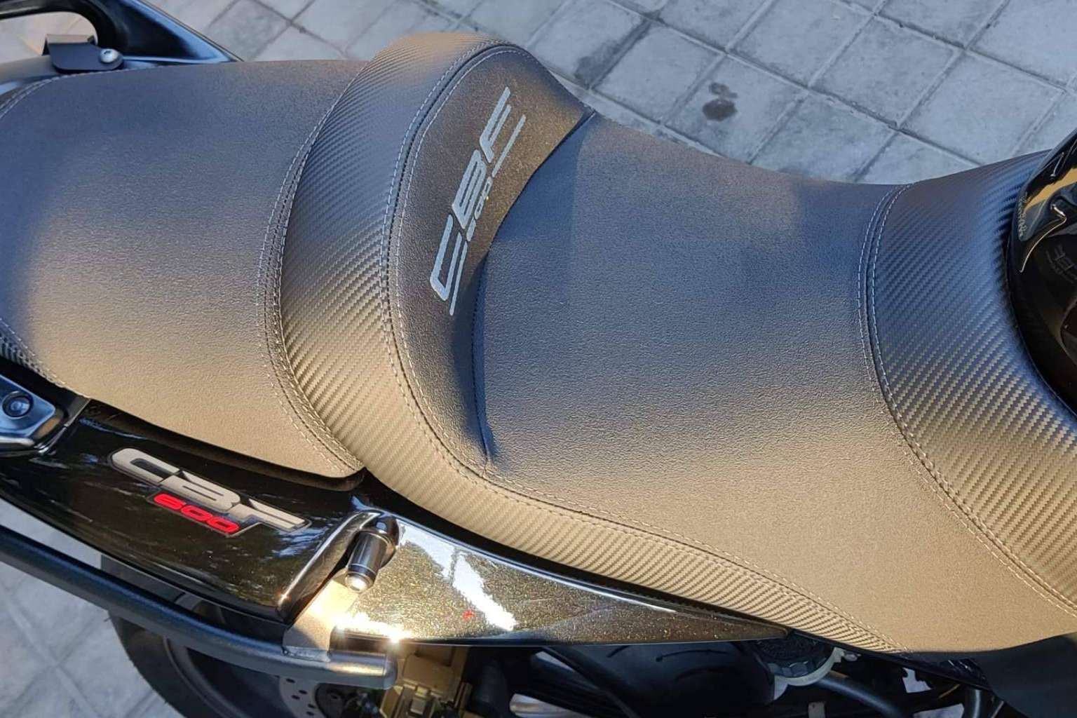 Tapizar asiento de moto con JM-FUNDAS; personalización y ergonomía a medida