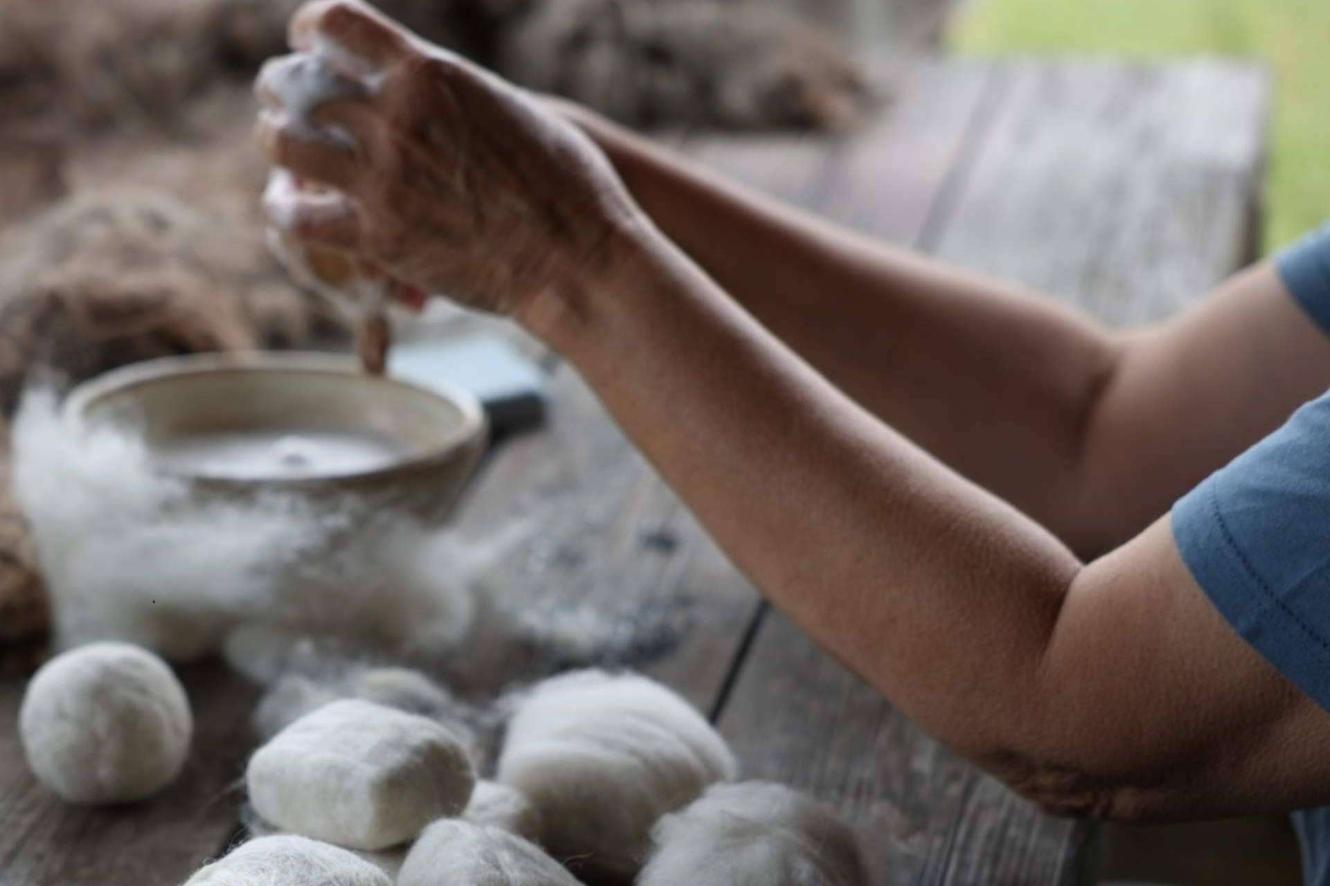 El Ecomuséu Ca l’Asturcón ofrece residencias artísticas con enfoque en cerámica y lana tradicional