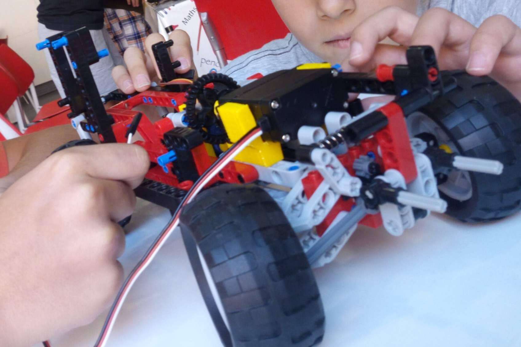 Tecnología, creatividad y piscina a diario; el campamento urbano más completo del verano