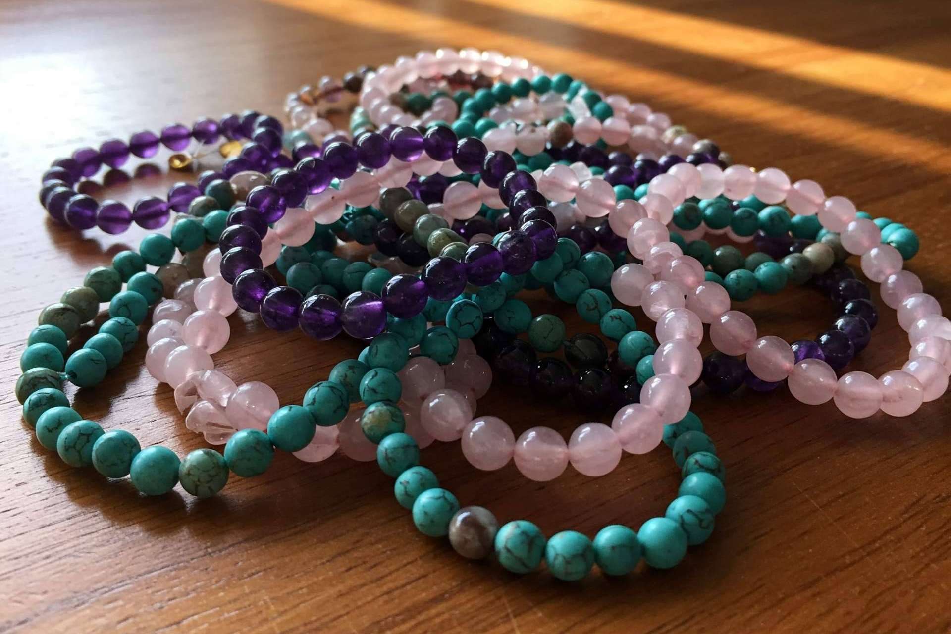 UniArt Minerales ofrece una amplia gama pulseras de minerales a través de su tienda online