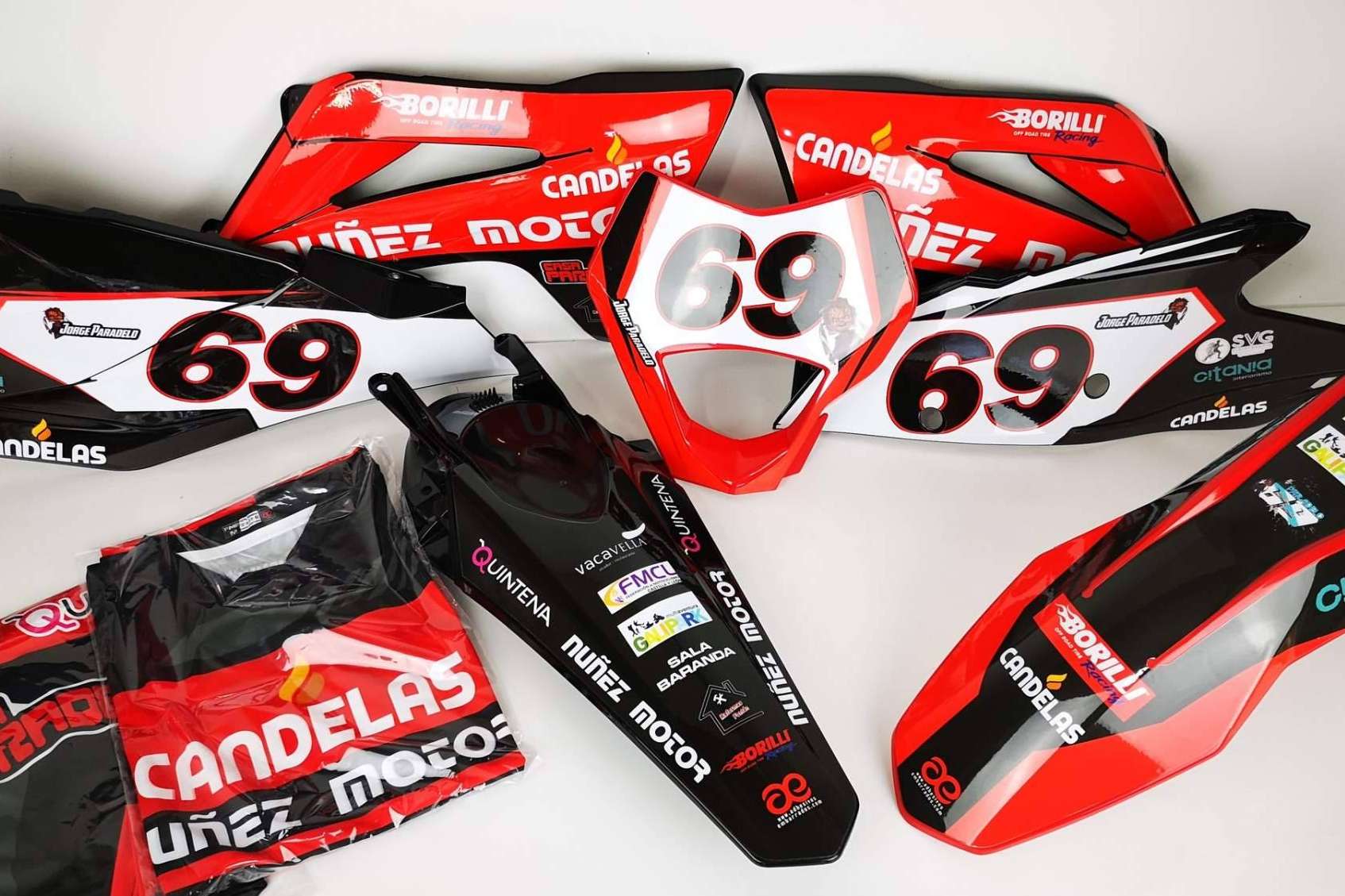 ADHESIVOSEMBARRADOS destaca en el diseño de adhesivos personalizados para motos off-road con enfoque profesional