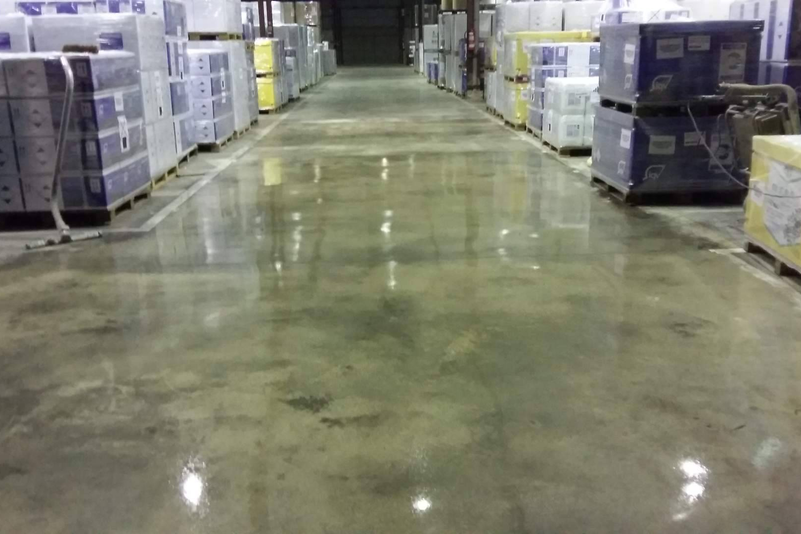 Centros logísticos y naves industriales mejoran su pavimento con el micro pulido de hormigón de Serviarnau