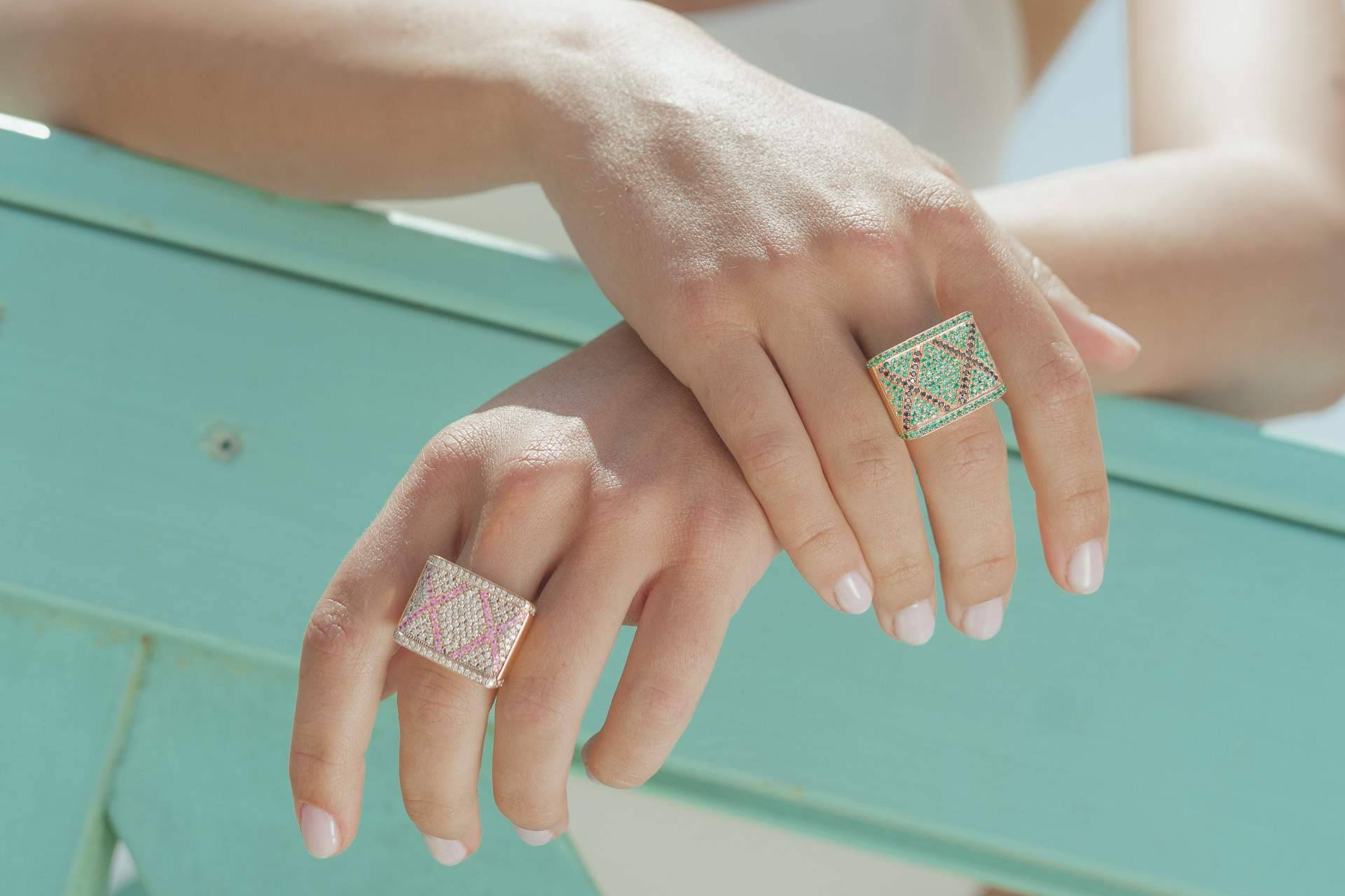 Verde intenso y azul profundo; anillo con esmeralda y anillos con zafiros