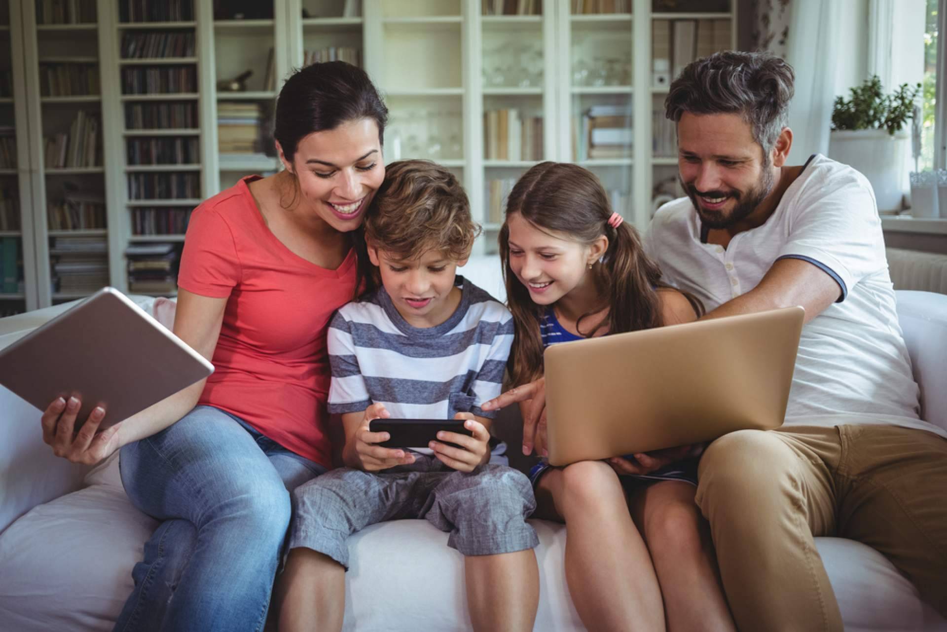 Editorial Sentir lanza 'Emociones familiares', una guía sobre resiliencia, apego y relaciones familiares sanas