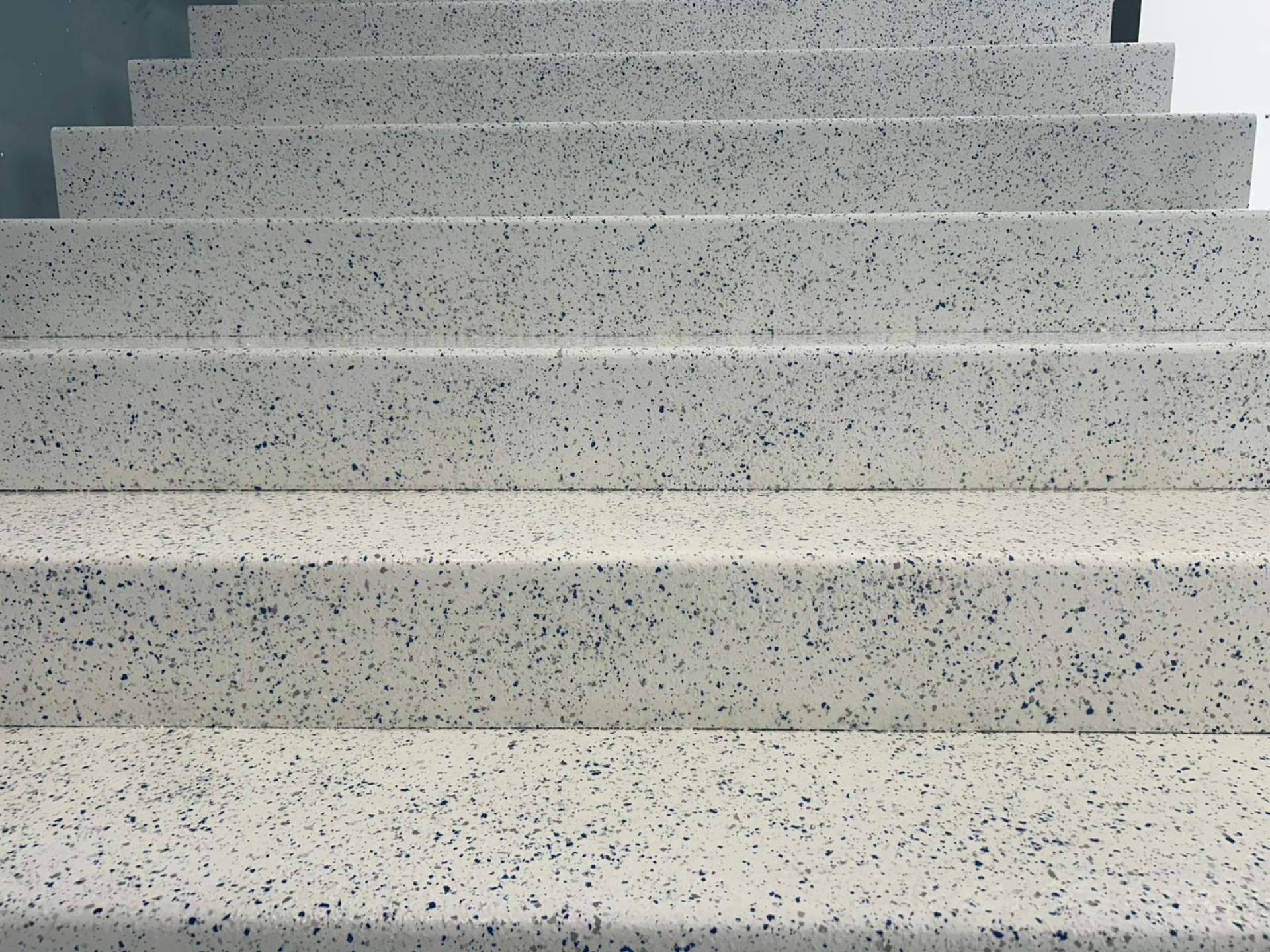 Soluciones de pavimentación técnica para industrias, comercios y espacios decorativos