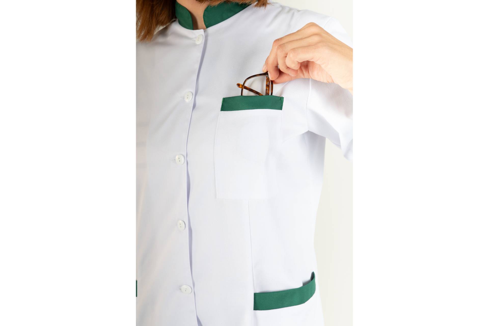 Bata de laboratorio mujer ideal para farmacias, óptica y clínicas en general