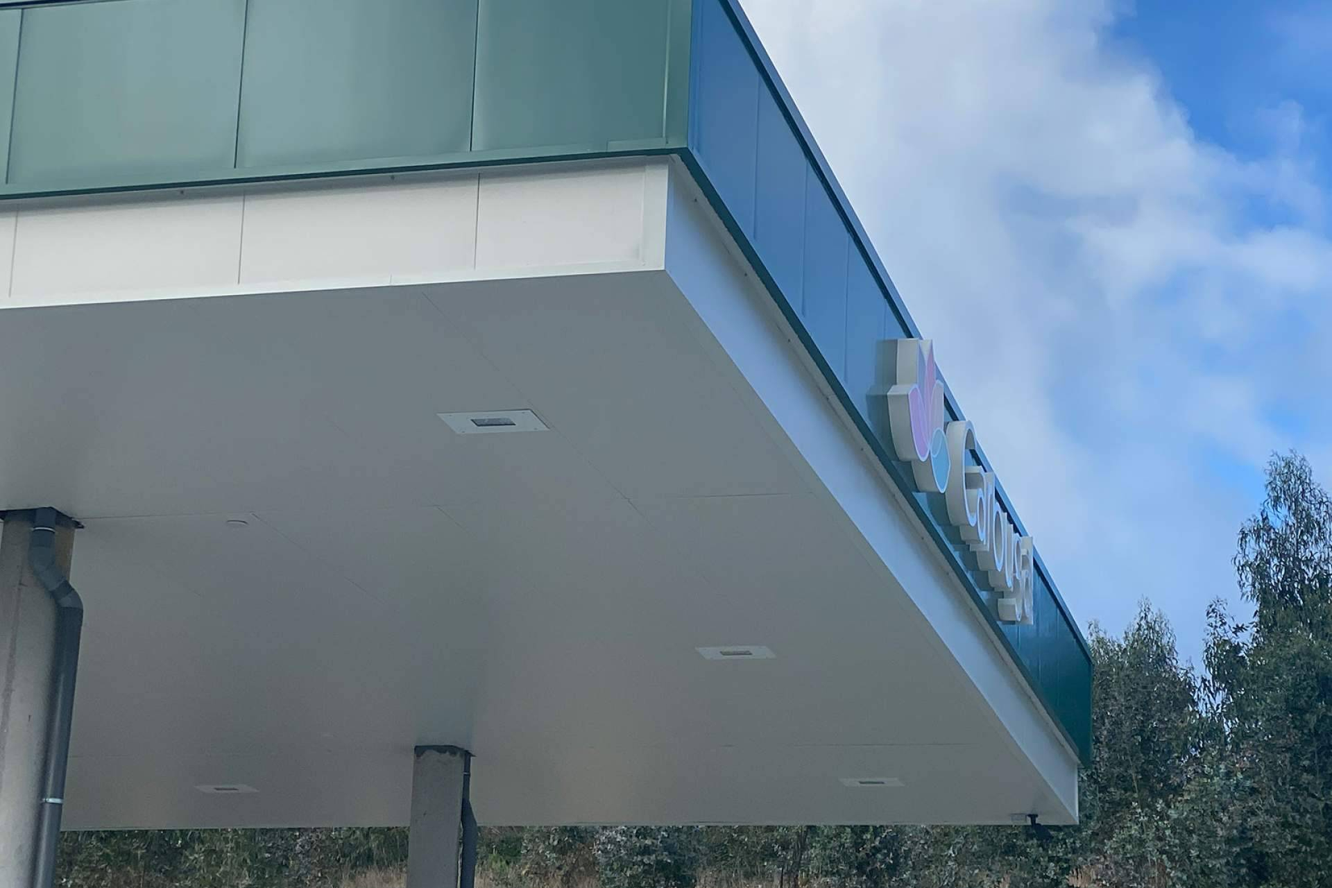 Eficiencia y seguridad en gasolineras con estructuras metálicas de Instalaciones RPM