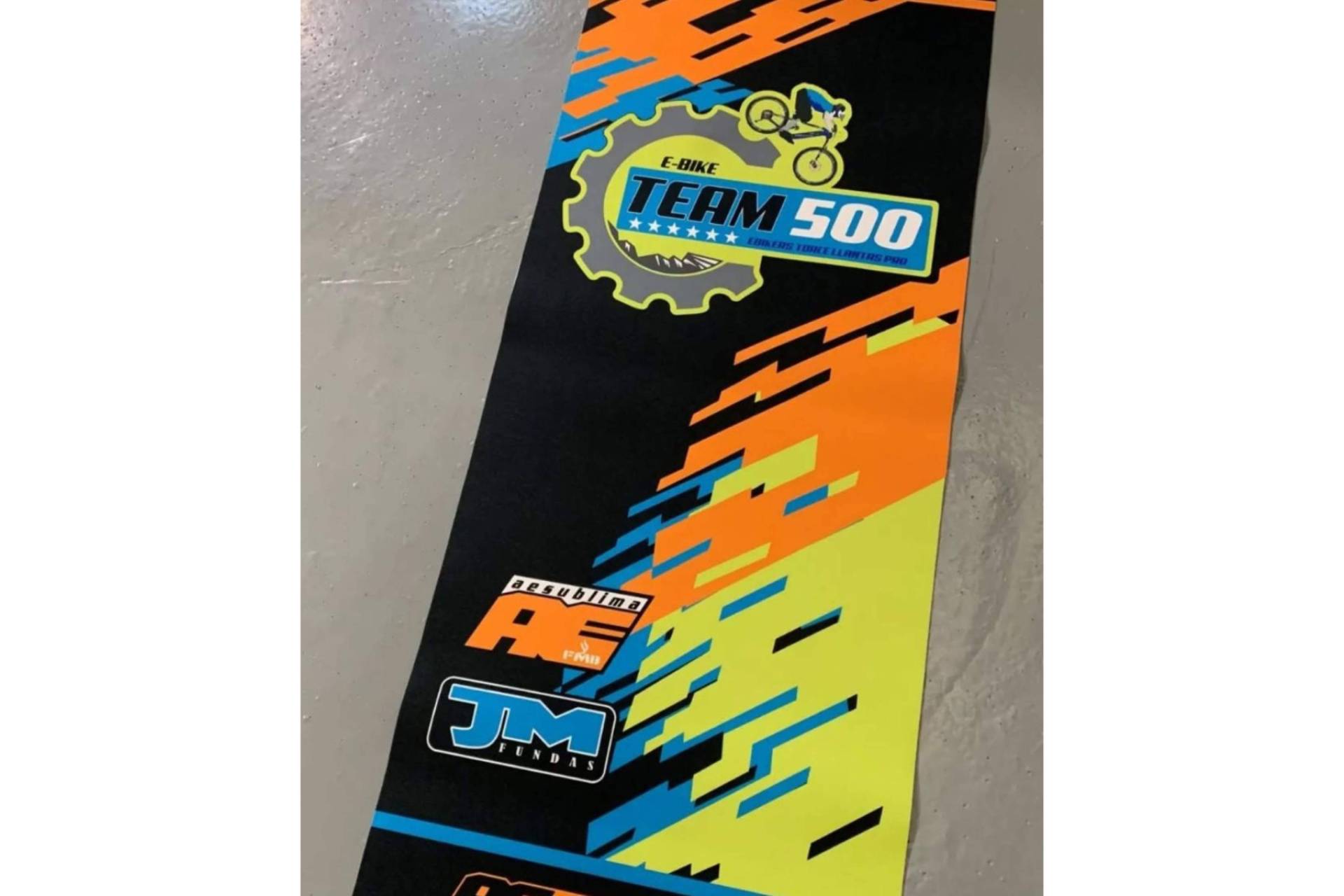 Adhesivosembarrados lanza alfombras para moto y quad con diseños personalizados y colores vibrantes
