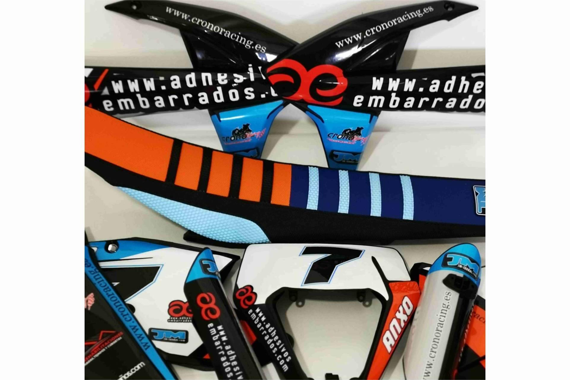 Pegatinas personalizadas para motos, cómo ADHESIVOSEMBARRADOS transforma la estética del off-road