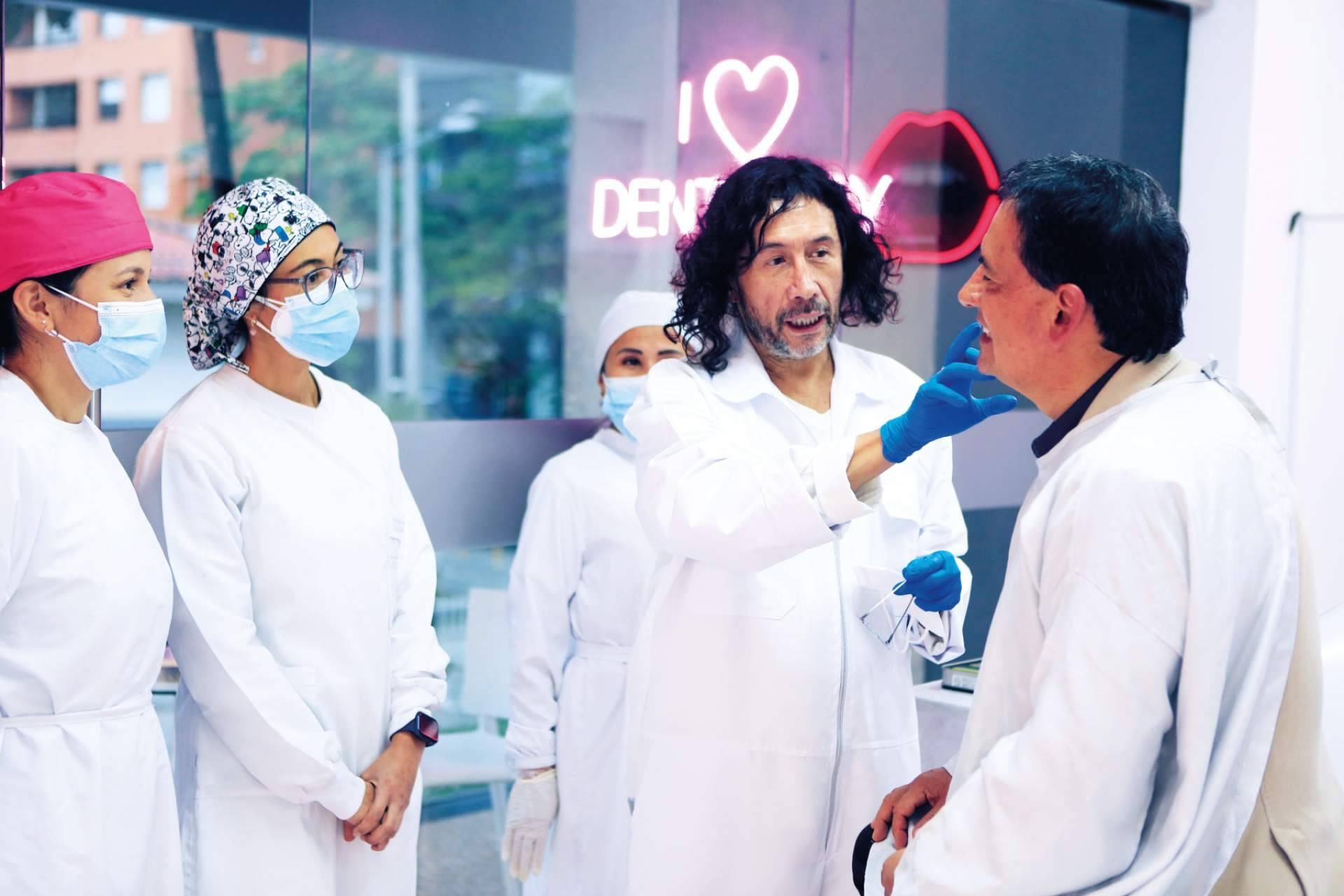 Implantes dentales, una solución clave en clínicas dentales para restaurar salud oral y confianza personal