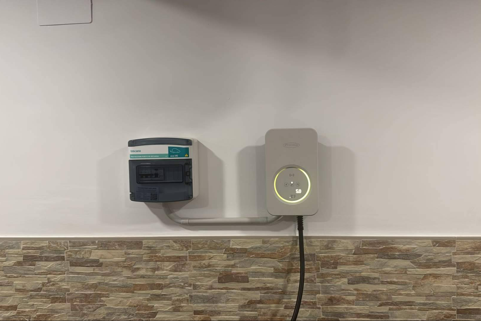 Cargadores de coches eléctricos; Instalaciones Porcuna impulsa la recarga en casa y en negocio con un servicio integral