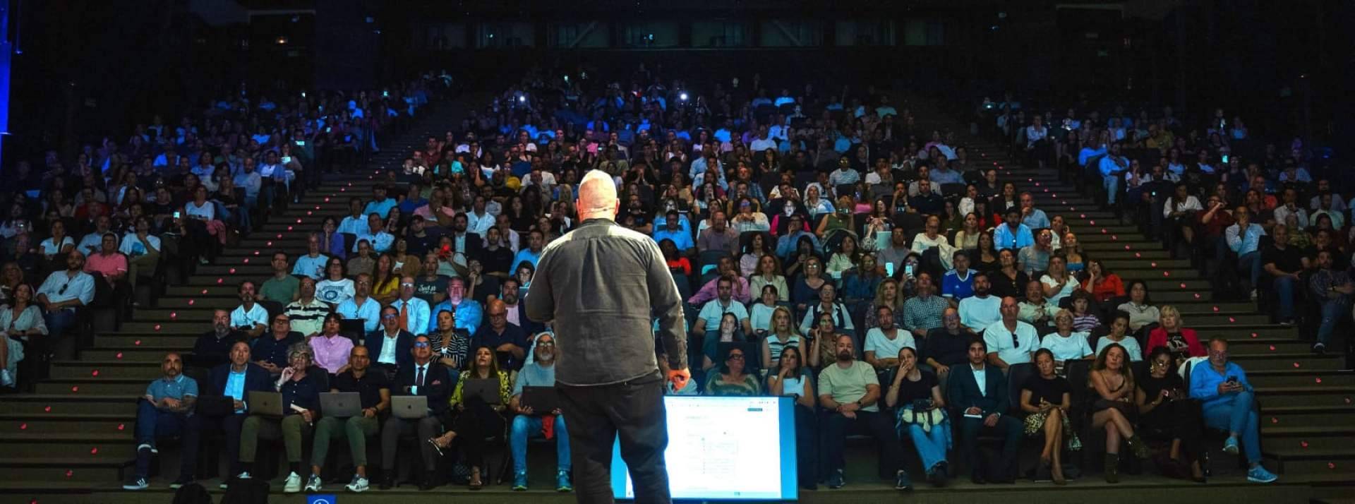 Antonio del Águila reúne a 2.000 asistentes en Granada con una formación de IA aplicada a la empresa