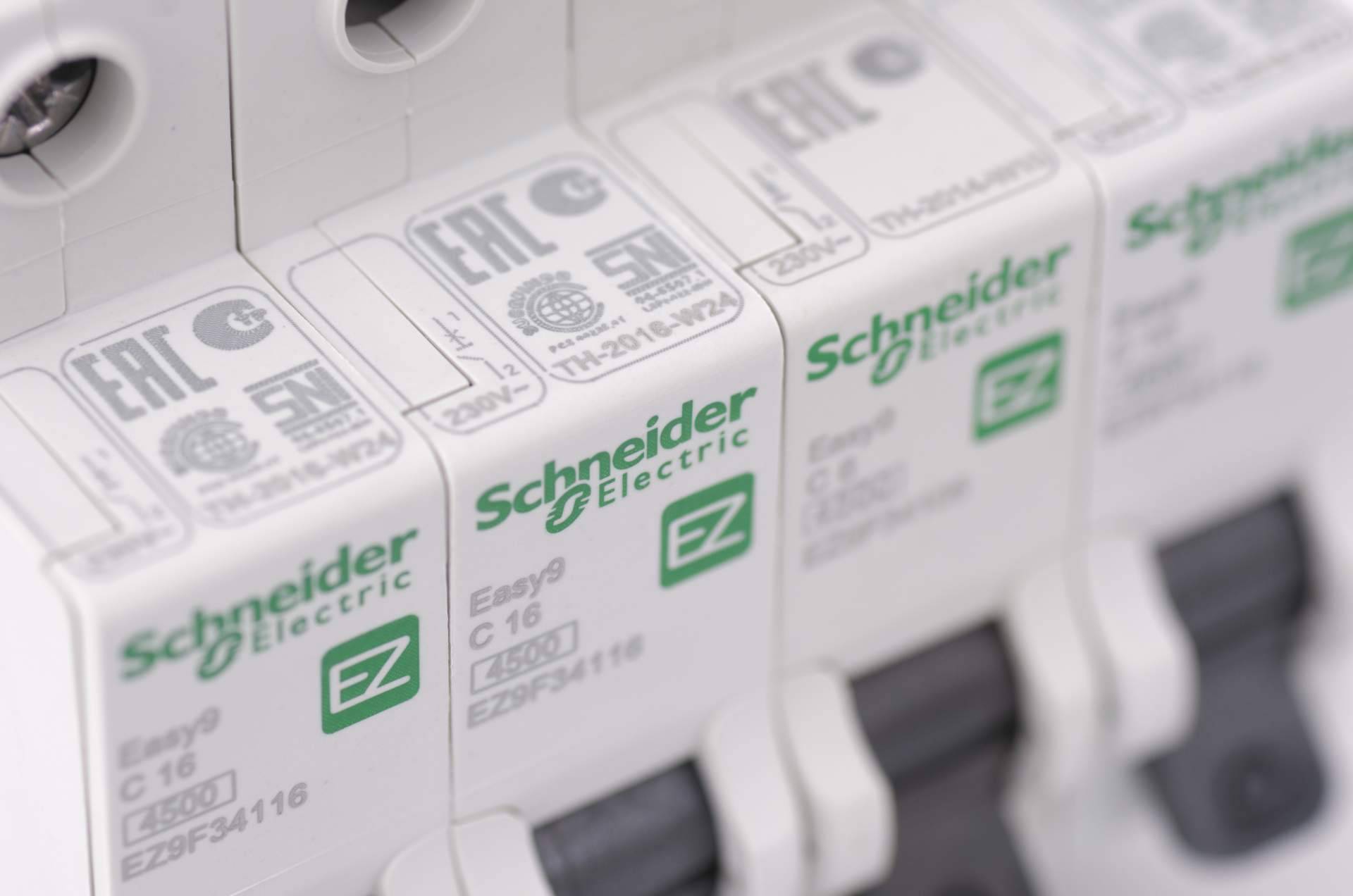 Comprar material eléctrico profesional online resulta más fácil con el servicio ágil de Cadenza Electric