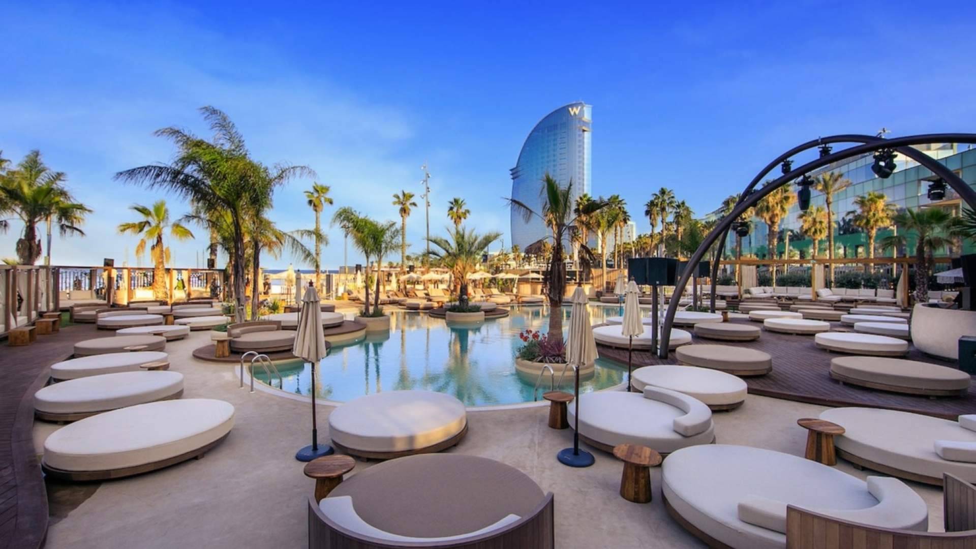 Barcelona da la bienvenida al verano 2026 con el regreso de los beach clubs más exclusivos
