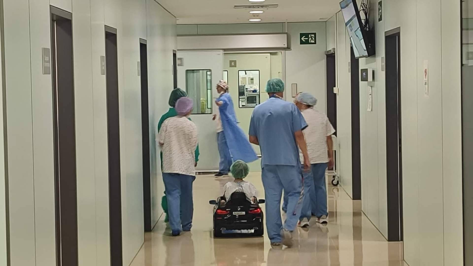Aosom.es dona nuevos coches eléctricos al Hospital Sant Joan de Déu para mejorar la experiencia infantil