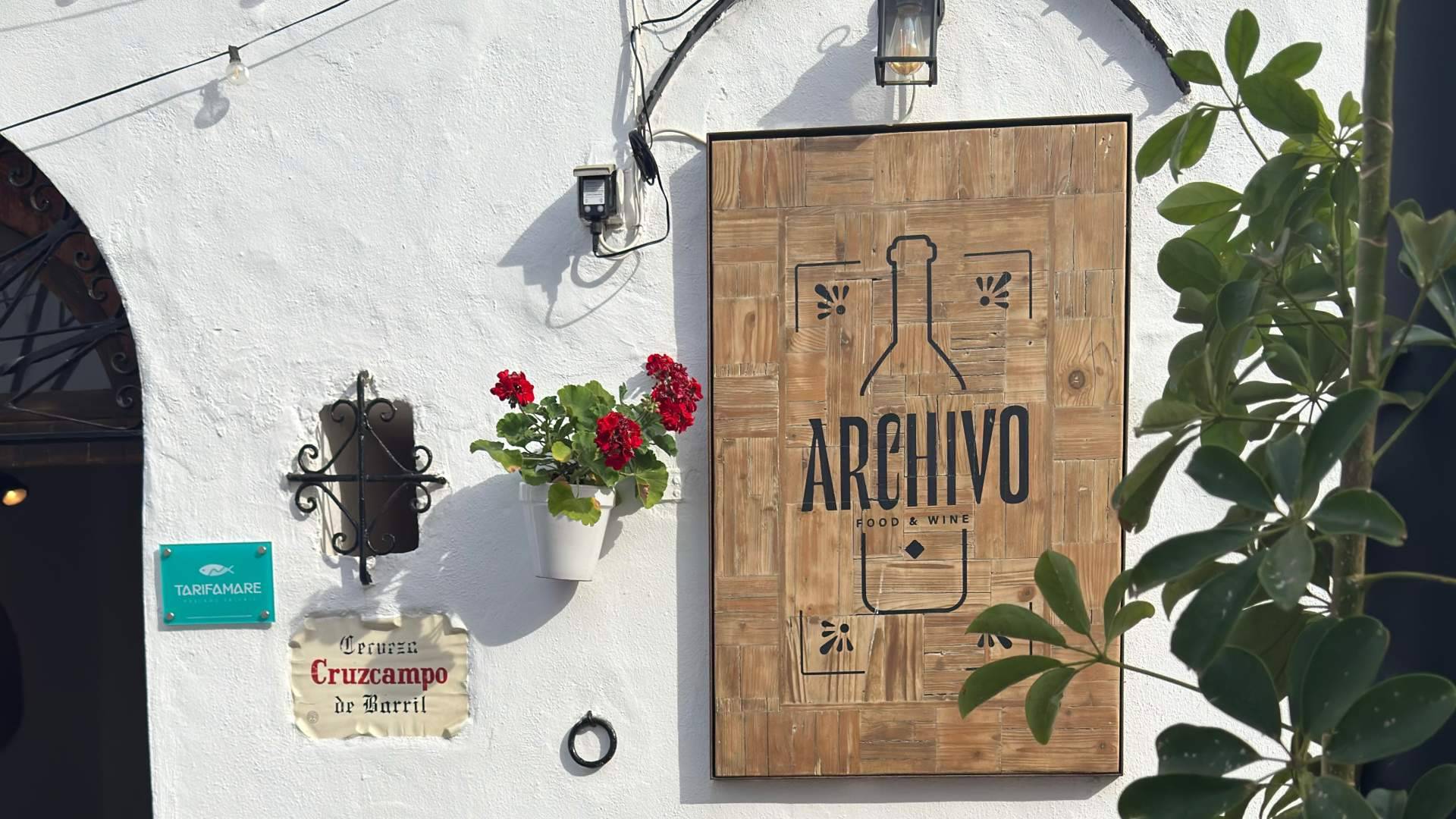 Archivo, una casa de comidas contemporánea que reinterpreta la cocina gaditana en Tarifa