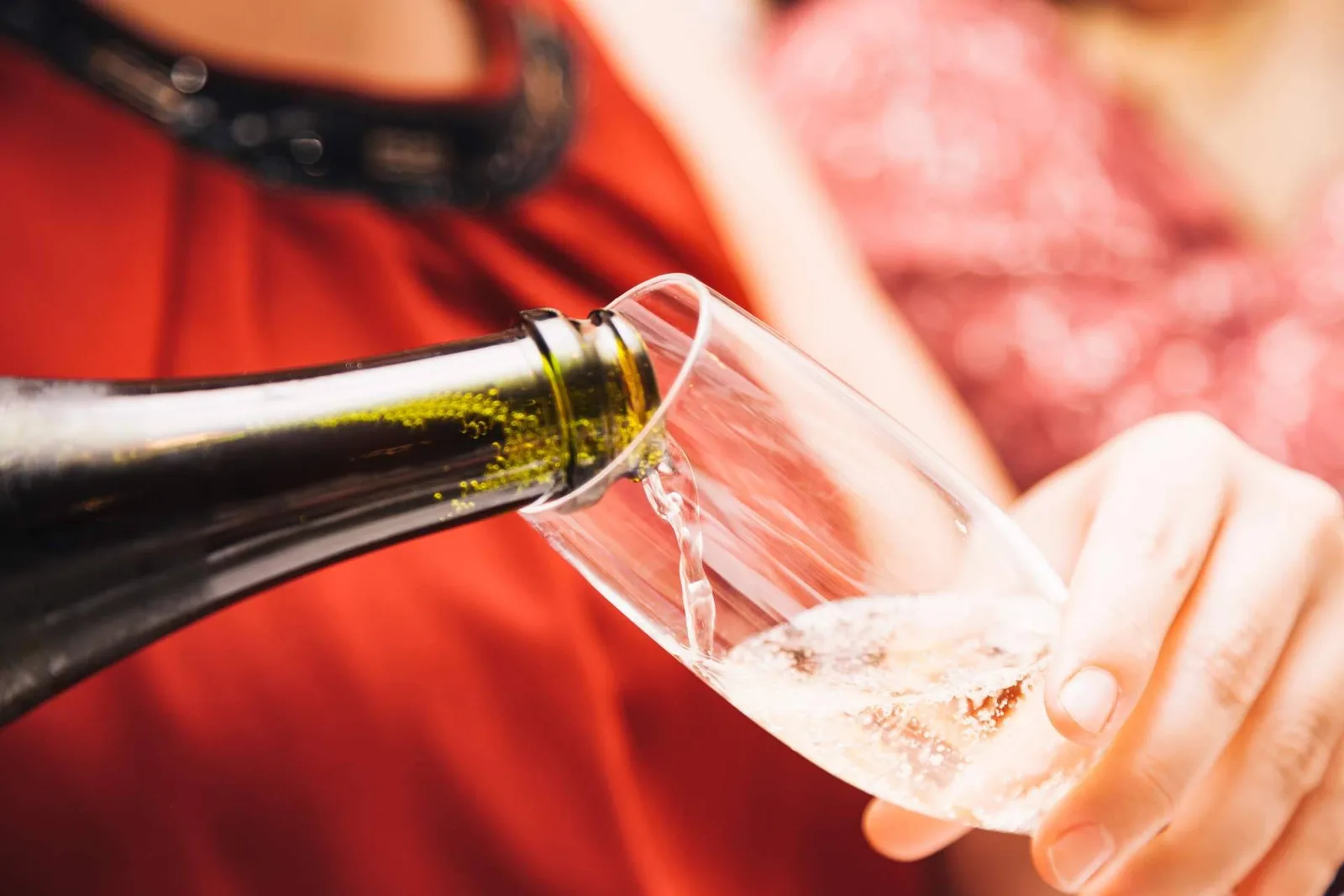 Guía de regalos gourmet; 5 tipos de vinos y cavas perfectos para acertar cuando vas de invitado a una cena este verano